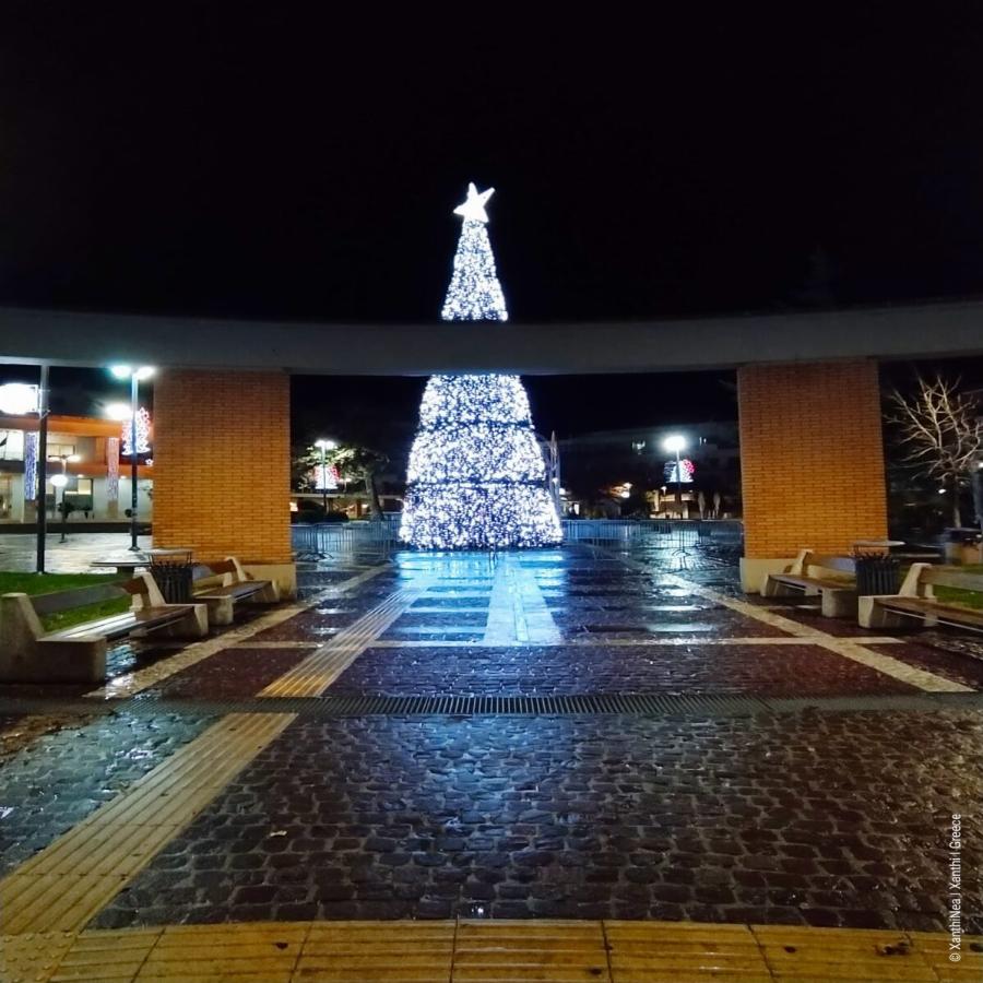 Ξάνθη: Η πόλη έχει «φορέσει» τα γιορτινά της και έχει στολιστεί, αλλά είναι έρημη από κόσμο