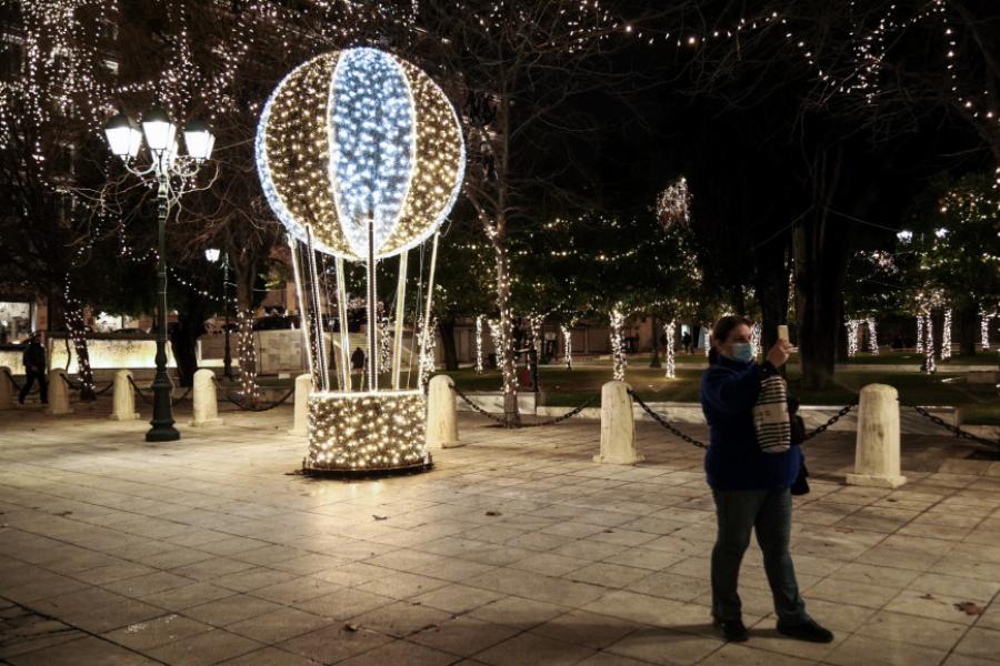 Κέντρο Αθήνας: Πώς φωταγωγήθηκε το χριστουγεννιάτικο δέντρο στην Πλατεία Συντάγματος