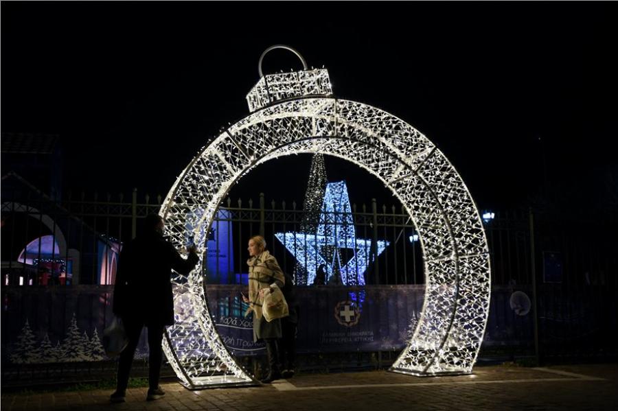 Πεδίο του Άρεως: Φωταγωγήθηκε το χριστουγεννιάτικο δέντρο – Δείτε τις εντυπωσιακές φωτογραφίες