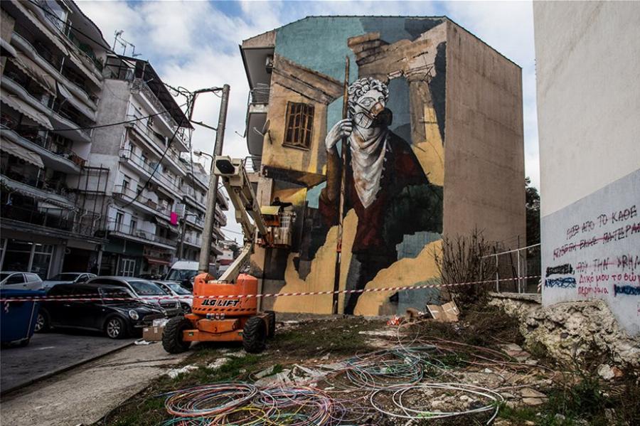 Δράμα: Εντυπωσιακό γκράφιτι με θέμα τον κορονοϊό σε πολυκατοικία της πόλης – Δείτε φωτογραφίες