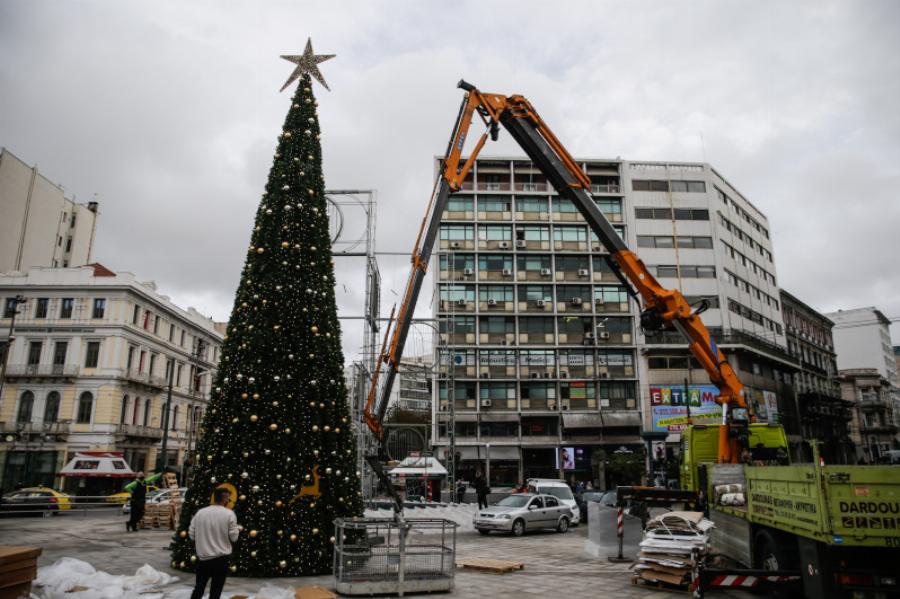 Πλατεία Ομόνοιας: Στολίστηκε το χριστουγεννιάτικο δέντρο ύψους 15 μέτρων – Δείτε τις φωτογραφίες