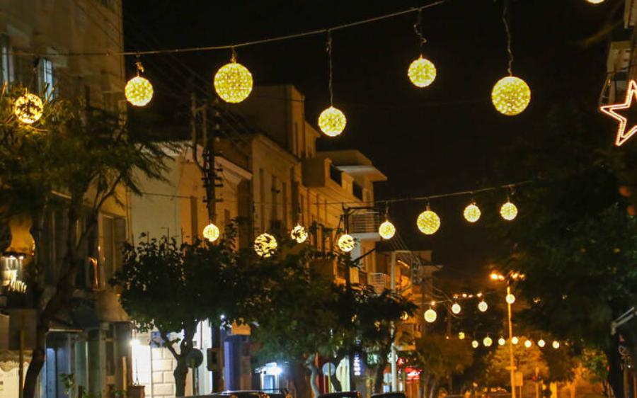 Χανιά: Φωταγωγήθηκε μέσω διαδικτύου χθες το χριστουγεννιάτικο δέντρο – Δείτε τις φωτογραφίες
