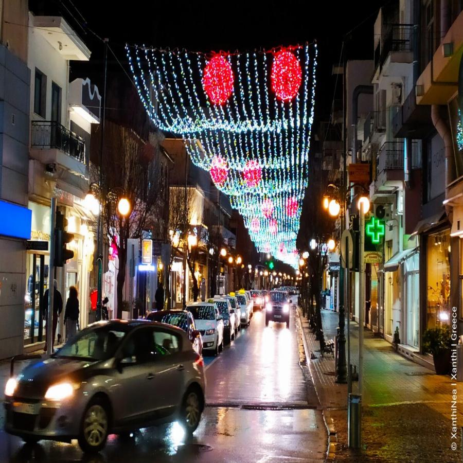 Ξάνθη: Η πόλη έχει «φορέσει» τα γιορτινά της και έχει στολιστεί, αλλά είναι έρημη από κόσμο