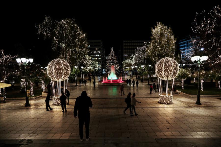 Κέντρο Αθήνας: Πώς φωταγωγήθηκε το χριστουγεννιάτικο δέντρο στην Πλατεία Συντάγματος