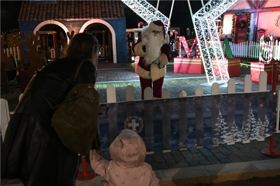 Πεδίο του Άρεως: Φωταγωγήθηκε το χριστουγεννιάτικο δέντρο – Δείτε τις εντυπωσιακές φωτογραφίες