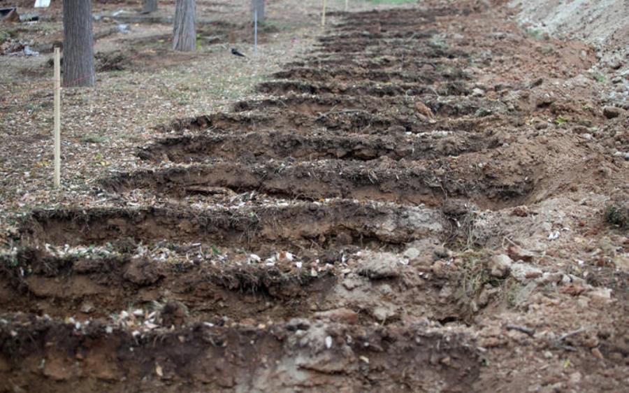 Τάφοι στη Θεσσαλονίκη: Σκάβονται νέοι τάφοι για τα θύματα του κορονοϊού – Σοκάρουν οι φωτογραφίες