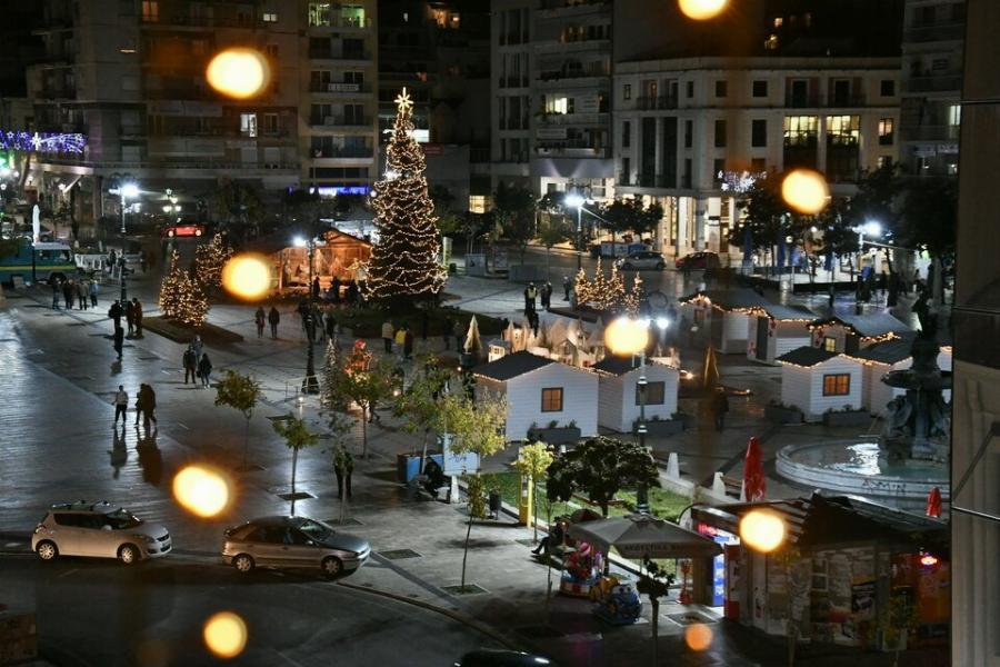 Πάτρα: Φωταγωγήθηκε το χριστουγεννιάτικο χωριό στην Πλατεία Γεωργίου – Εντυπωσιακές εικόνες