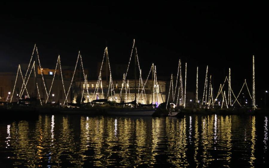 Χανιά: Φωταγωγήθηκε μέσω διαδικτύου χθες το χριστουγεννιάτικο δέντρο – Δείτε τις φωτογραφίες