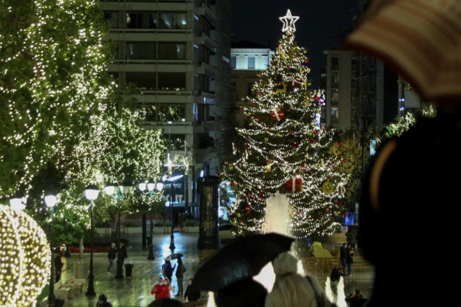 Πλατεία Συντάγματος: Φωταγωγήθηκε το χριστουγεννιάτικο δέντρο – Δείτε τις εντυπωσιακές φωτογραφίες