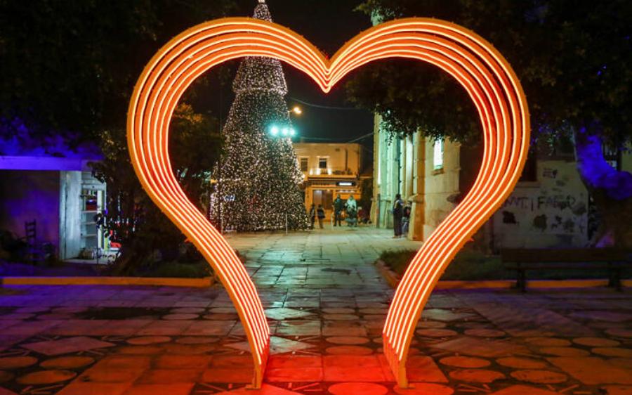 Χανιά: Φωταγωγήθηκε μέσω διαδικτύου χθες το χριστουγεννιάτικο δέντρο – Δείτε τις φωτογραφίες