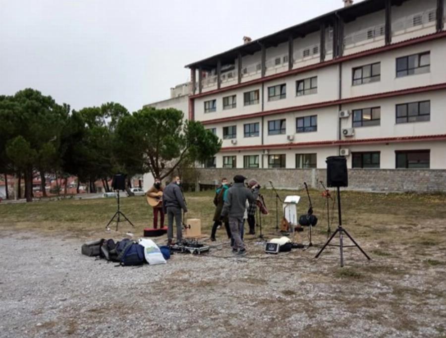 Θεσσαλονίκη κορονοϊός: Μπάντα έπαιξε έξω από το Νοσοκομείο Παπανικολάου για προσωπικό και ασθενείς