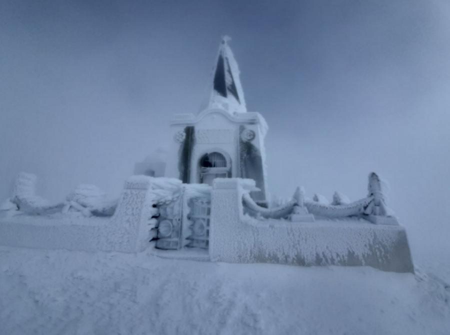Καϊμακτσαλάν: Ντύθηκε στα λευκά το εκκλησάκι του Προφήτη Ηλία στην κορυφή του βουνού – Πανέμορφη εικόνα