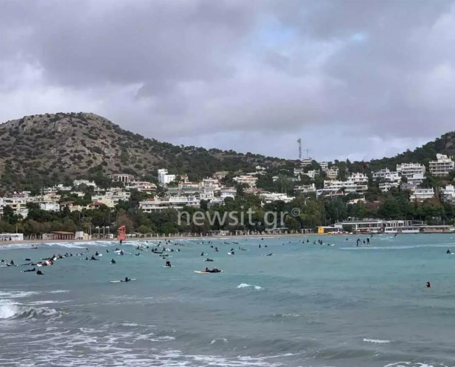 Βουλιαγμένη Αττικής: Πλήθος κόσμου έστειλε 6 στο 13033 για σερφ στην παραλία