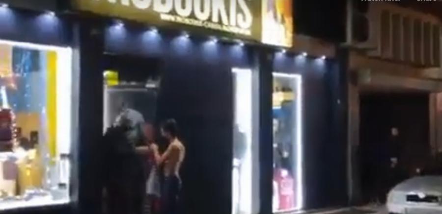 Αγρίνιο: Νεαρός δοκιμάζει ρούχα έξω από ένα κατάστημα – Τα πρώτα ευτράπελα του click away είναι γεγονός