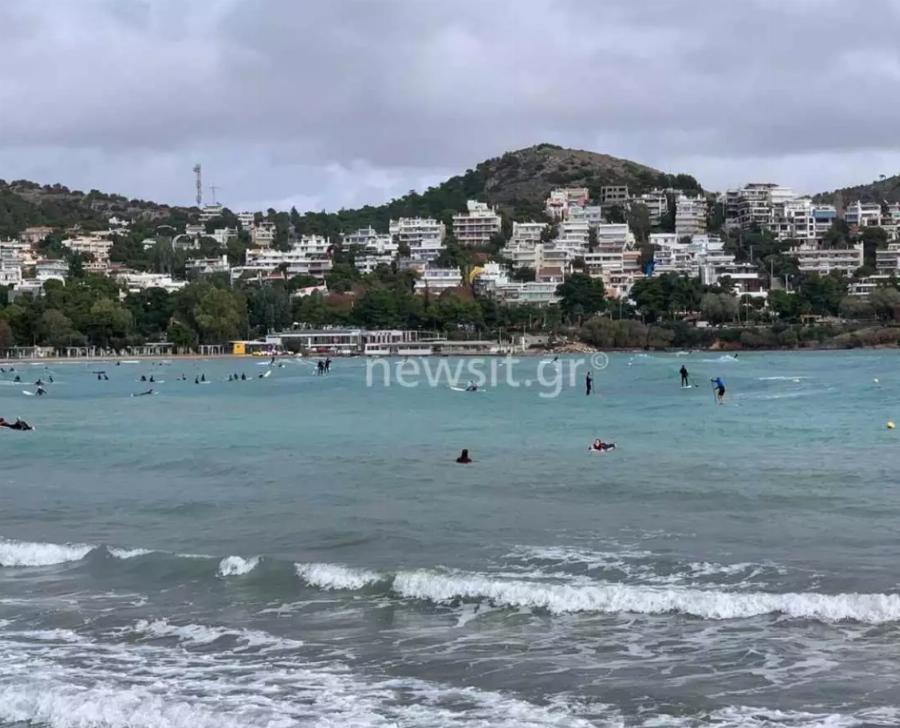 Βουλιαγμένη Αττικής: Πλήθος κόσμου έστειλε 6 στο 13033 για σερφ στην παραλία