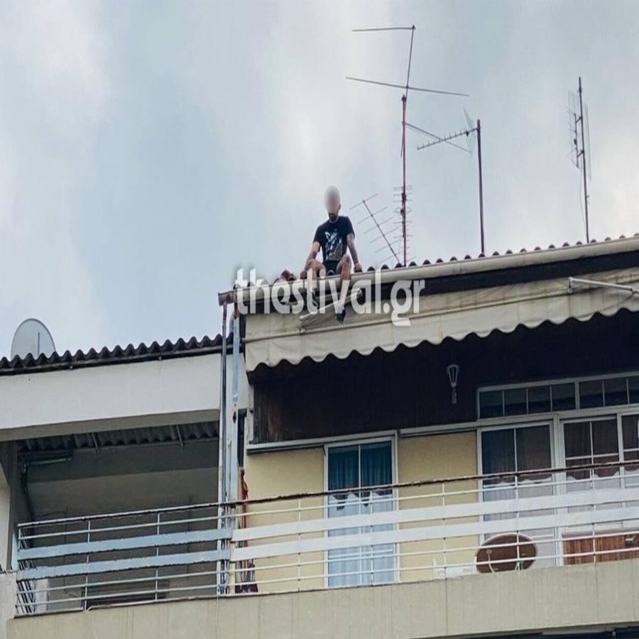 Θεσσαλονίκη ΤΩΡΑ: Σοκ με 25χρονο άνδρα που απειλεί να πέσει από ταράτσα πολυκατοικίας