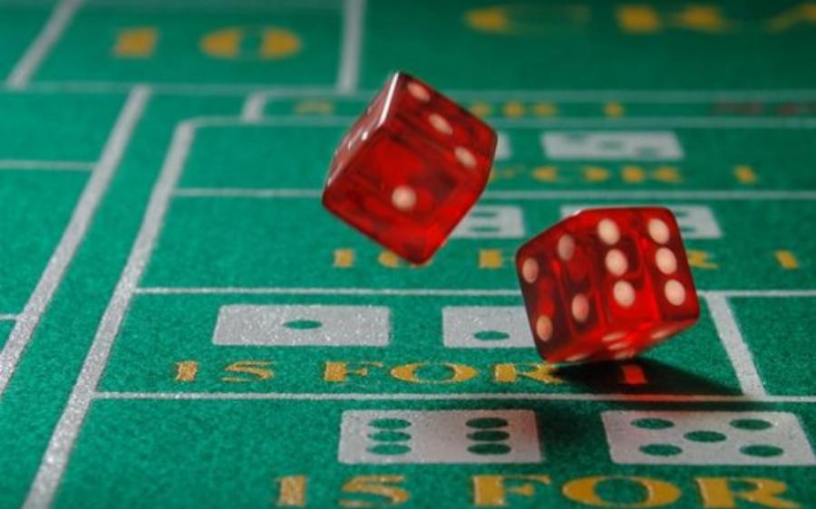 Αίγιο: Σοκ με 29 άτομα που έπαιζαν παράνομα ζάρια σε σπίτι – Συνελήφθησαν και τους επιβλήθηκε πρόστιμο