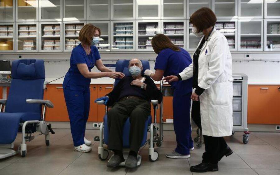 Εμβολιασμοί κορονοϊού: Ιστορικές στιγμές – Δείτε ποιοι εμβολιάζονται σήμερα στη χώρα