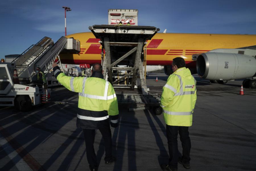 Εμβόλια κορονοϊού: Έφτασε στη χώρα μας η παρτίδα των 83.850 δόσεων της Pfizer