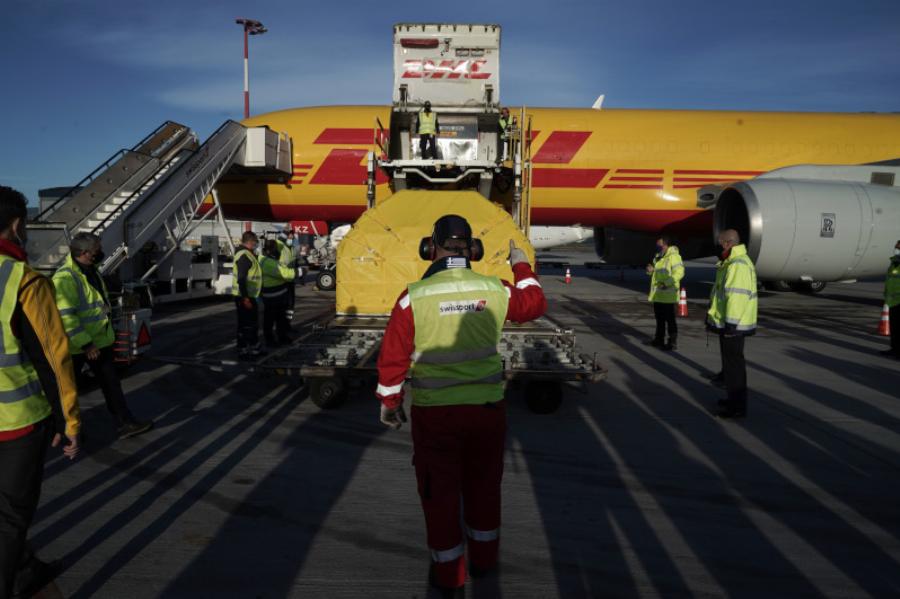 Εμβόλια κορονοϊού: Έφτασε στη χώρα μας η παρτίδα των 83.850 δόσεων της Pfizer