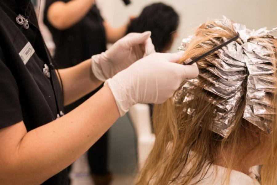 Καρδίτσα: Σοκ σε κομμωτήριο με κομμωτή που ξυλοκόπησε ελεγκτή γιατί τον έπιασε χωρίς μάσκα