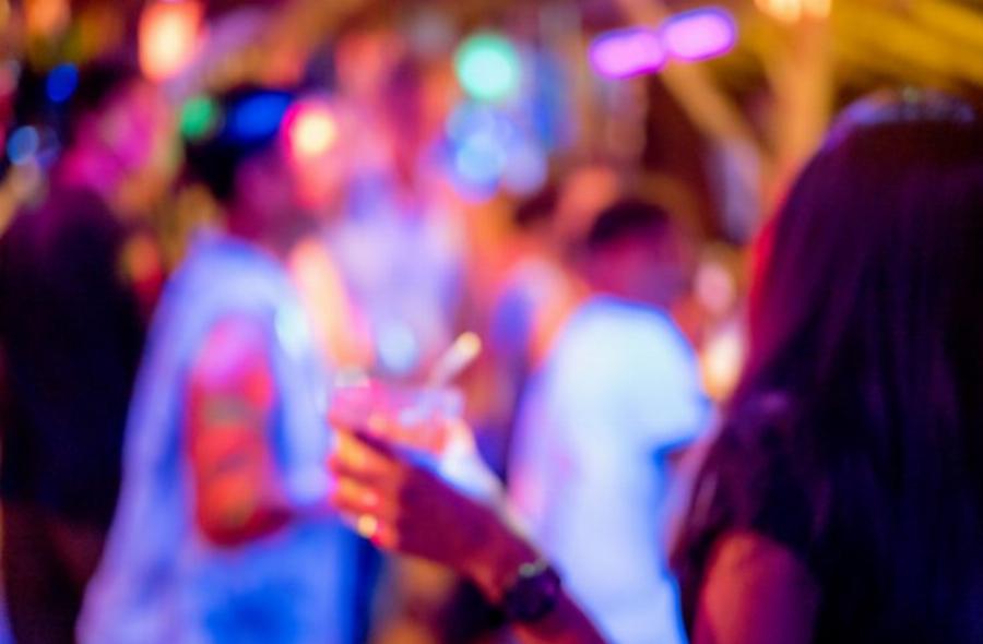 Κρήτη κορονοπάρτι: Δεκάδες άτομα έσπασαν την καραντίνα για να κάνουν πάρτι σε βίλα