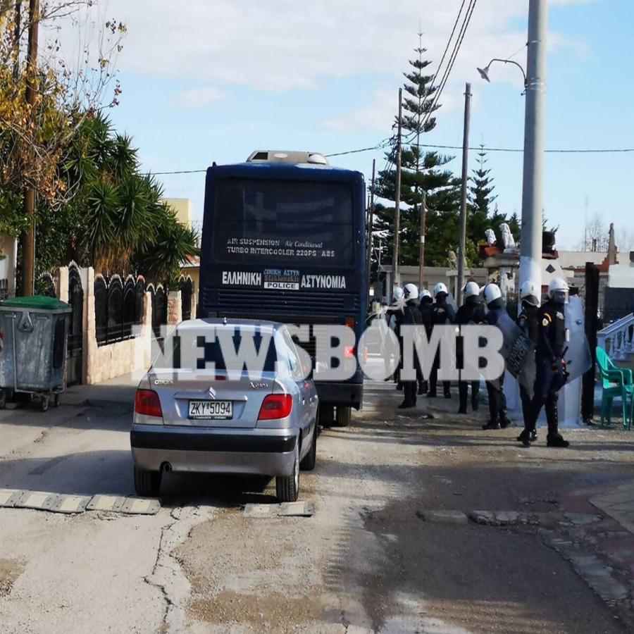 Μέγαρα: Έπεσαν πυροβολισμοί μεταξύ Ρομά – Έτοιμοι για έφοδο τα ΕΚΑΜ, η ΟΠΚΕ και η ΕΛΑΣ