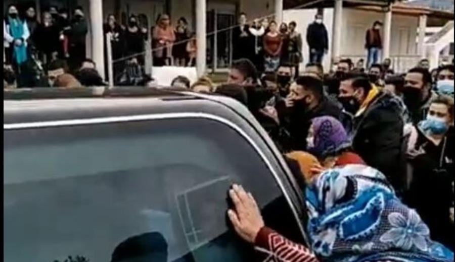 Βόλος: Σοκ με απίστευτο συνωστισμό σε κηδεία Ρομά – Δεν φορούσαν μάσκες και δεν τηρούσαν τις αποστάσεις