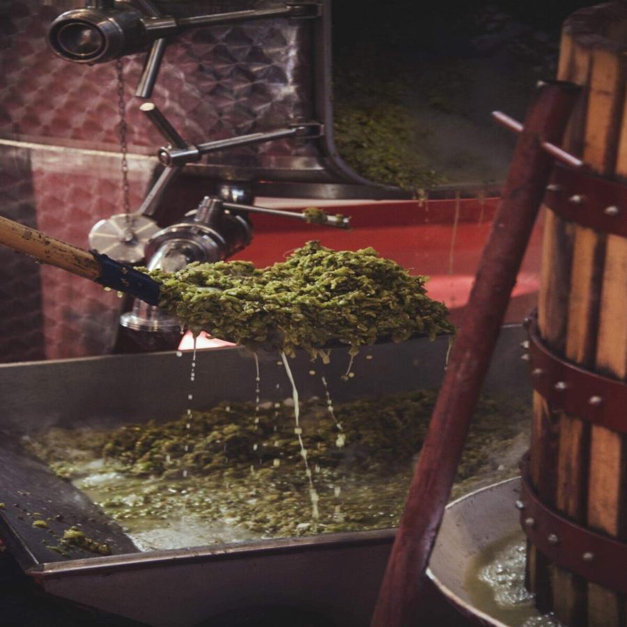 Χαλκιδική: Ανάρπαστες οι πίτσες και τα ψωμιά με λάσπη από κρασί στα καταστήματα