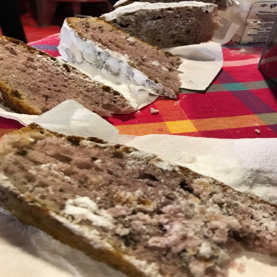 Χαλκιδική: Ανάρπαστες οι πίτσες και τα ψωμιά με λάσπη από κρασί στα καταστήματα