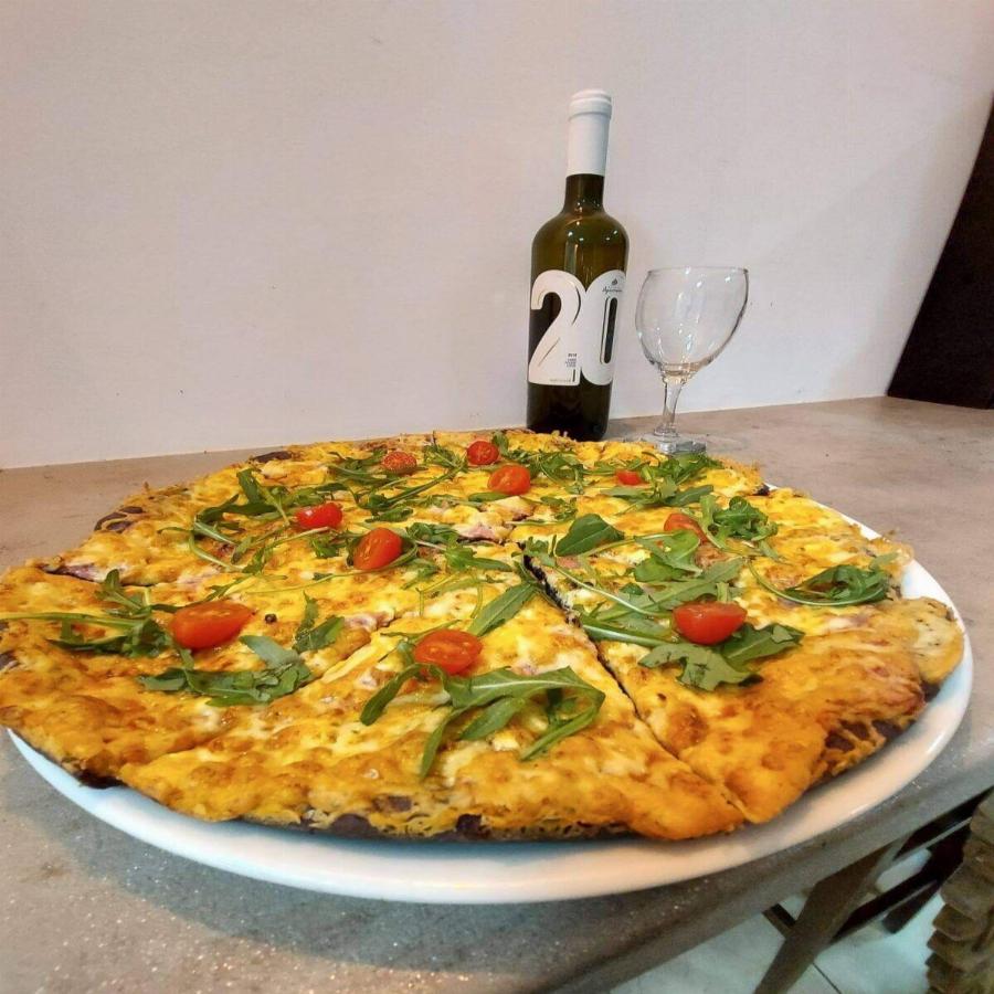 Χαλκιδική: Ανάρπαστες οι πίτσες και τα ψωμιά με λάσπη από κρασί στα καταστήματα