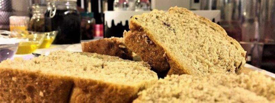 Χαλκιδική: Ανάρπαστες οι πίτσες και τα ψωμιά με λάσπη από κρασί στα καταστήματα