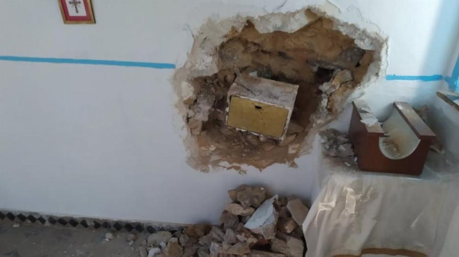 Λέσβος: Δράστες έσκαψαν τον τοίχο εκκλησίας για να κλέψουν το παγκάρι!