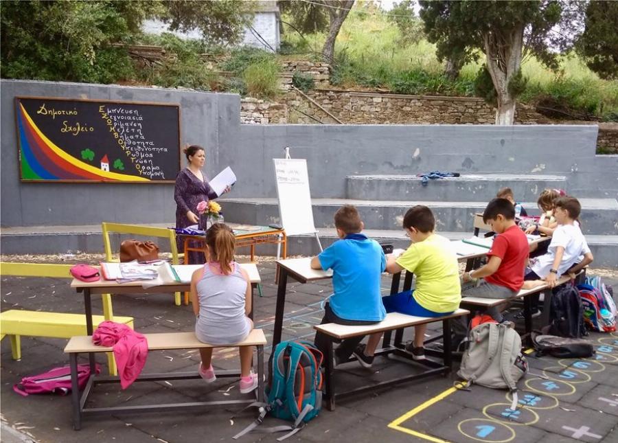 Ναύπλιο: Δάσκαλοι έβγαλαν τα θρανία στην αυλή για να κάνουν τα παιδιά μάθημα – Μόνο 15 τ.μ. η αίθουσα