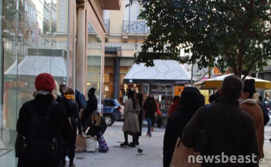 Αθήνα άνοιγμα αγοράς: Μεγάλες ουρές έξω από καταστήματα λιανεμπορίου στην Ερμού
