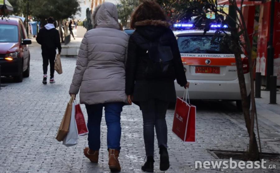 Αθήνα άνοιγμα αγοράς: Μεγάλες ουρές έξω από καταστήματα λιανεμπορίου στην Ερμού