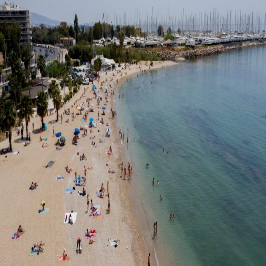 Αθήνα lockdown: Κοσμοσυρροή το Σαββατοκύριακο στις παραλίες της Αττικής – Τι ανέφερε το Reuters