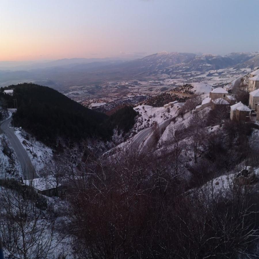 Χιόνια στην Ελλάδα: Έπεσαν τα πρώτα χιόνια σε Νάξο, Φλώρινα και Λάρισα – Δείτε φωτογραφίες