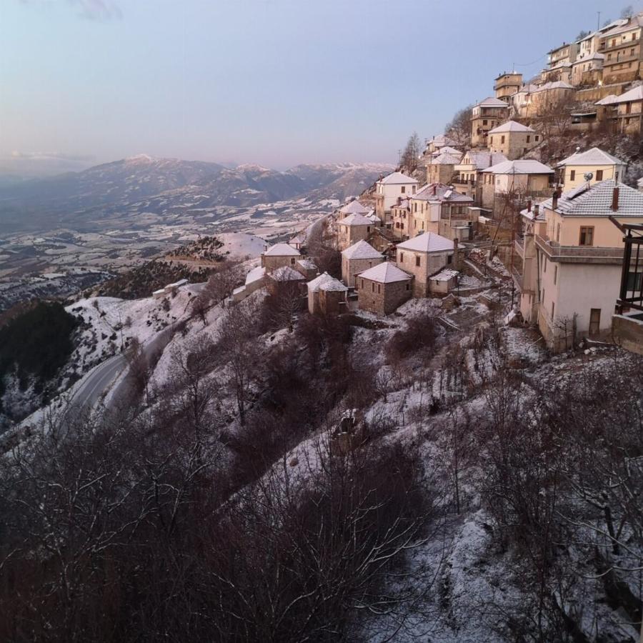 Χιόνια στην Ελλάδα: Έπεσαν τα πρώτα χιόνια σε Νάξο, Φλώρινα και Λάρισα – Δείτε φωτογραφίες