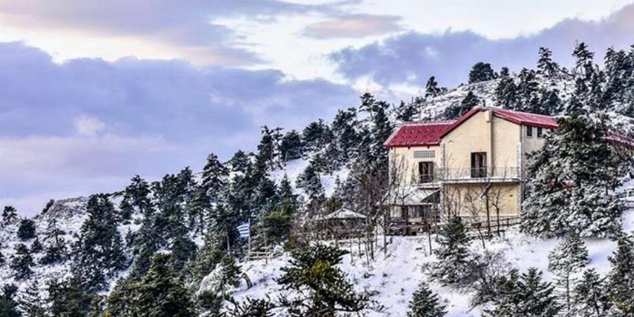 Πάρνηθα: Ντυμένο στα λευκά το καταφύγιο Μπάφι – Έπεσαν τα πρώτα χιόνια – Δείτε το βίντεο