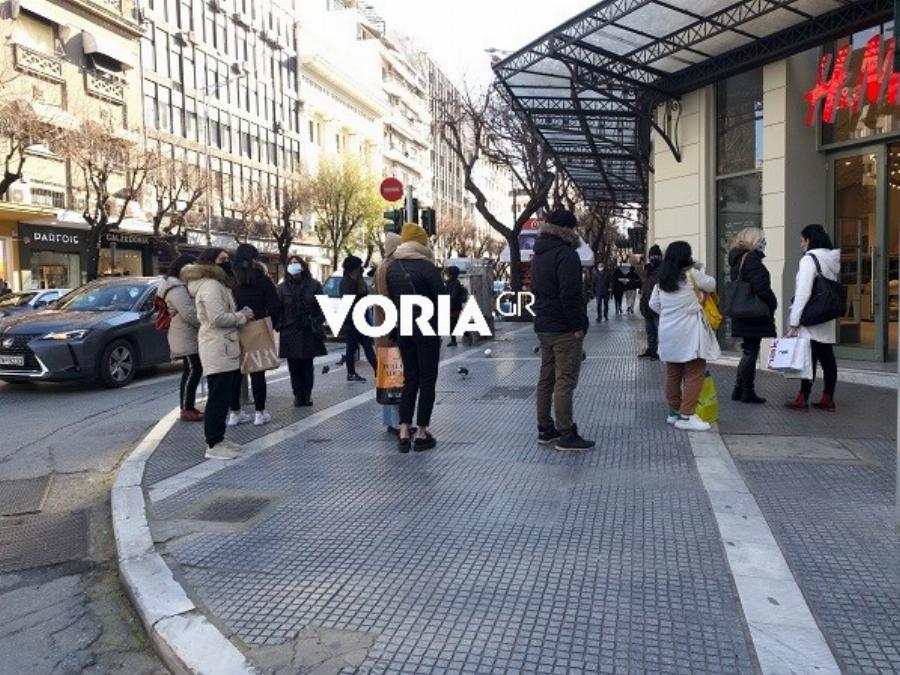 Θεσσαλονίκη άνοιγμα αγοράς: Μεγάλες ουρές έξω από τα καταστήματα την πρώτη μέρα λειτουργίας