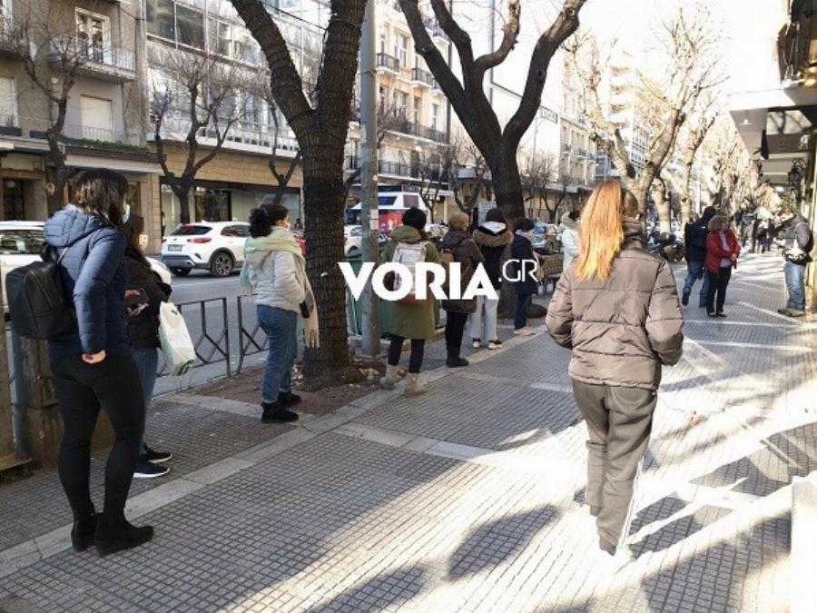 Θεσσαλονίκη άνοιγμα αγοράς: Μεγάλες ουρές έξω από τα καταστήματα την πρώτη μέρα λειτουργίας