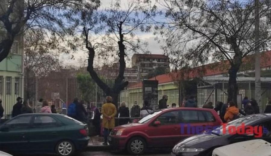 Θεσσαλονίκη σχολεία: Συνωστισμός από γονείς έξω από σχολείο στο χτύπημα του πρώτου κουδουνιού