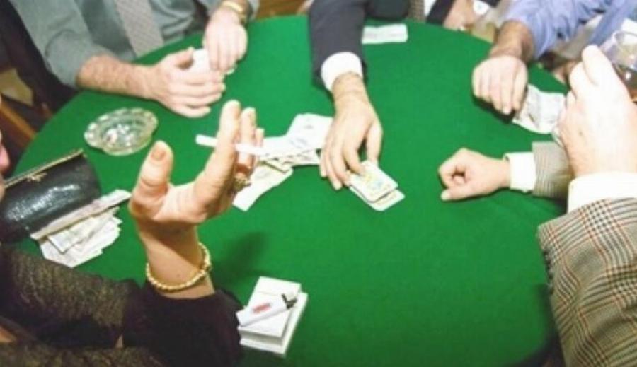 Αίγιο lockdown: Συνελήφθησαν 13 άτομα σε καφενείο για χαρτοπαιξία και ζάρια