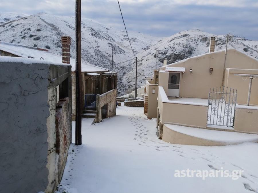 Κακοκαιρία στη Χίο: Κλειστοί δρόμοι και διακοπές ρεύματος εξαιτίας της σφοδρής χιονόπτωσης