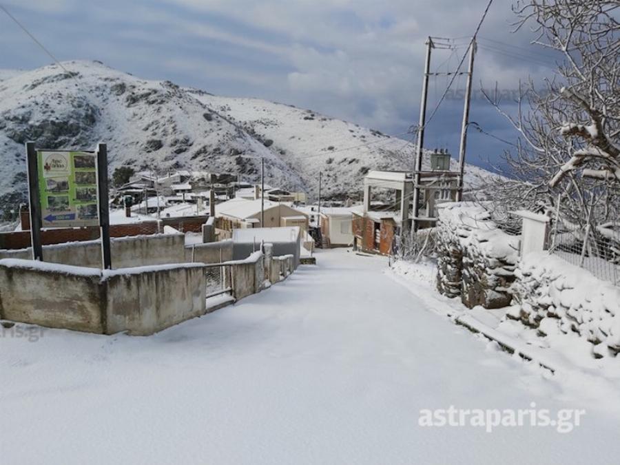 Κακοκαιρία στη Χίο: Κλειστοί δρόμοι και διακοπές ρεύματος εξαιτίας της σφοδρής χιονόπτωσης