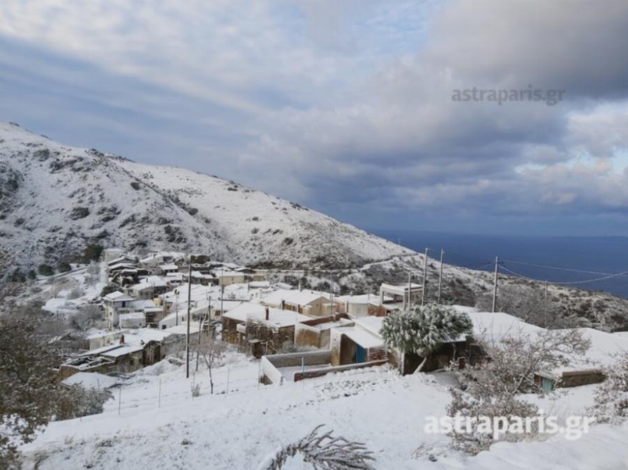 Κακοκαιρία στη Χίο: Κλειστοί δρόμοι και διακοπές ρεύματος εξαιτίας της σφοδρής χιονόπτωσης