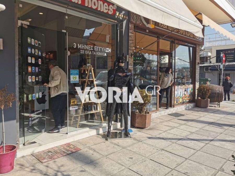 Εύοσμος lockdown: Τα παράλογα της καραντίνας – Ψώνια στη μία μεριά του δρόμου και κλειστά μαγαζιά στην άλλη