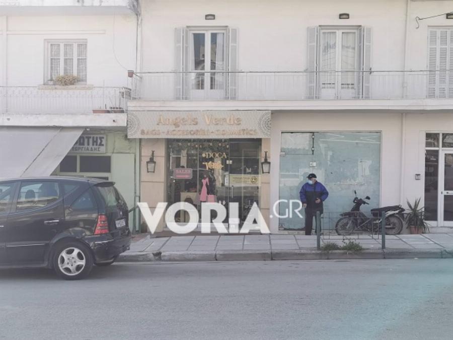 Εύοσμος lockdown: Τα παράλογα της καραντίνας – Ψώνια στη μία μεριά του δρόμου και κλειστά μαγαζιά στην άλλη