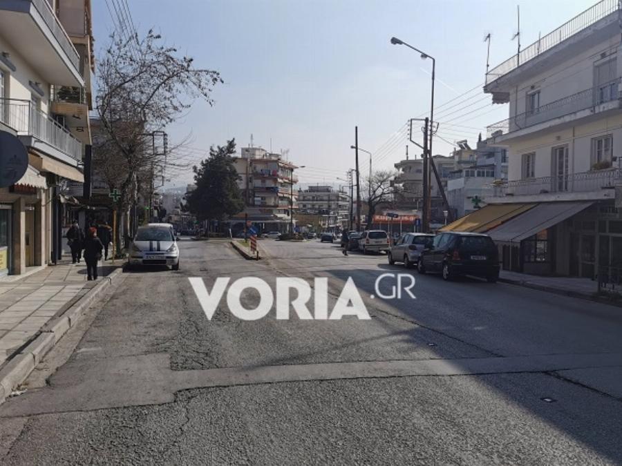 Εύοσμος lockdown: Τα παράλογα της καραντίνας – Ψώνια στη μία μεριά του δρόμου και κλειστά μαγαζιά στην άλλη